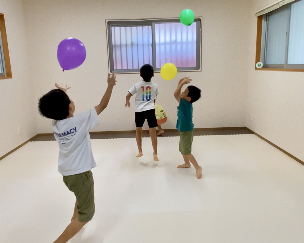 年齢や経験の違いを越えて（8/9ボールあそび教室の様子）